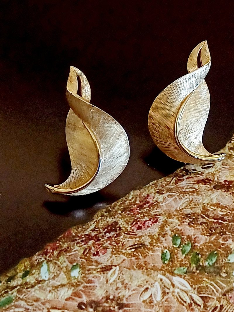 vintage jewelry Trifari 优雅刷纹金色叶形 夹式耳环 - 耳环/耳夹 - 其他金属 