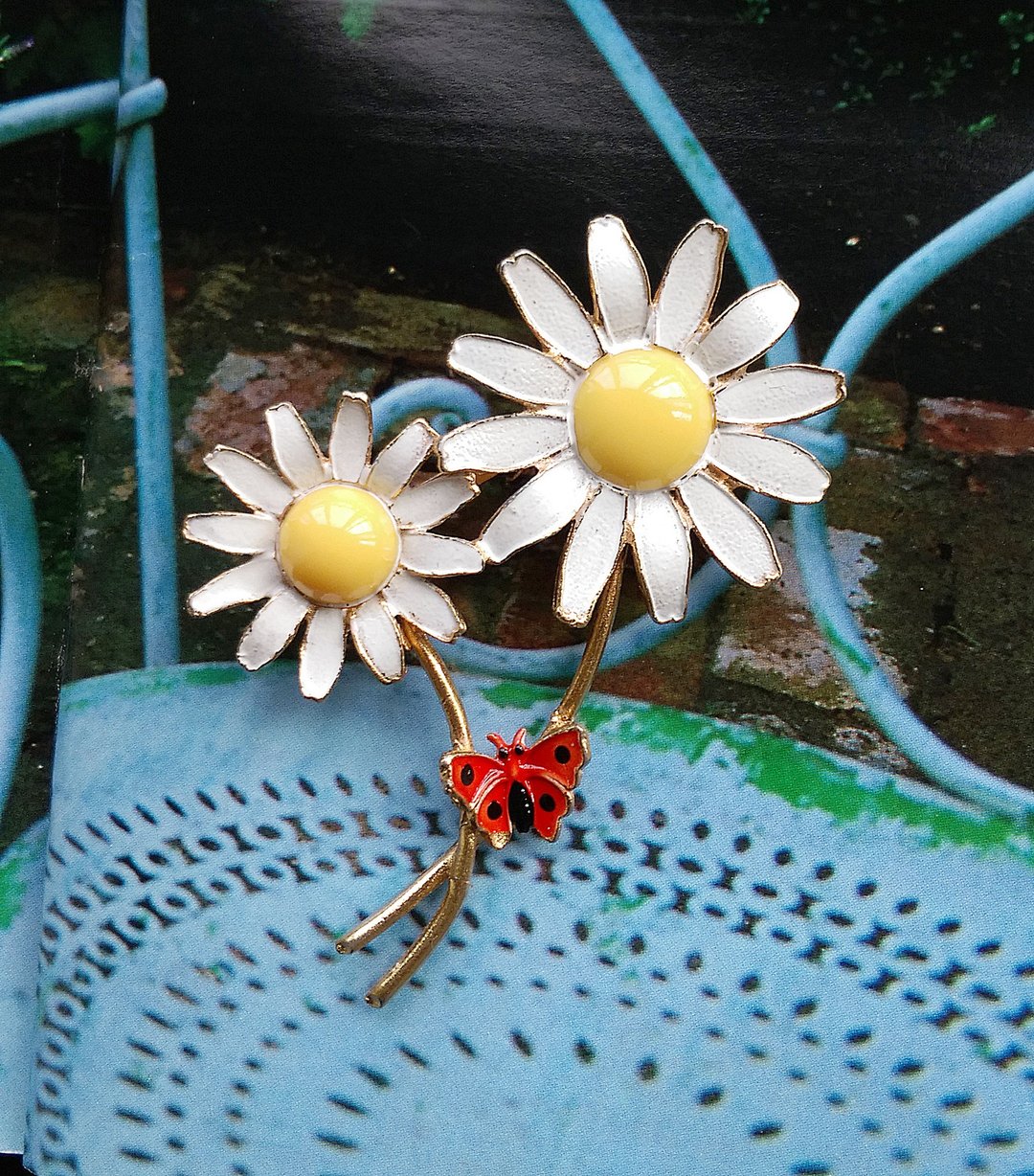 【美国西洋古董饰品】双雏菊 小蝴蝶 珐琅花 花卉 别针  胸针 - 徽章/别针 - 其他材质 金色