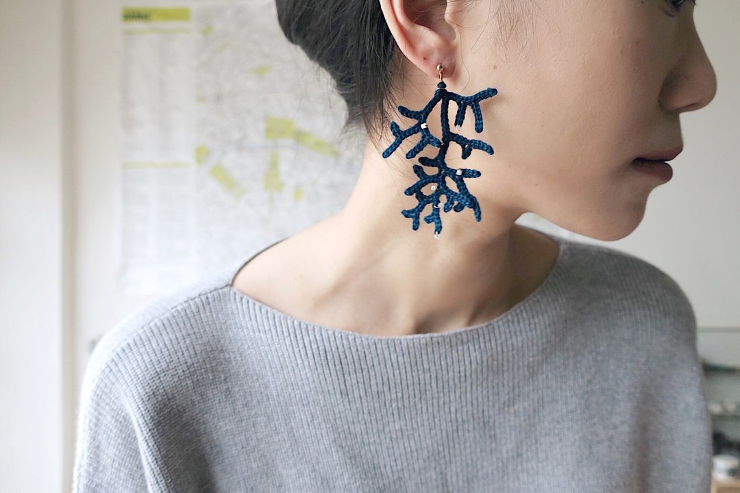 【endorphin】编织柳珊瑚+黄铜贝壳珠 耳环 - 耳环/耳夹 - 棉 蓝色