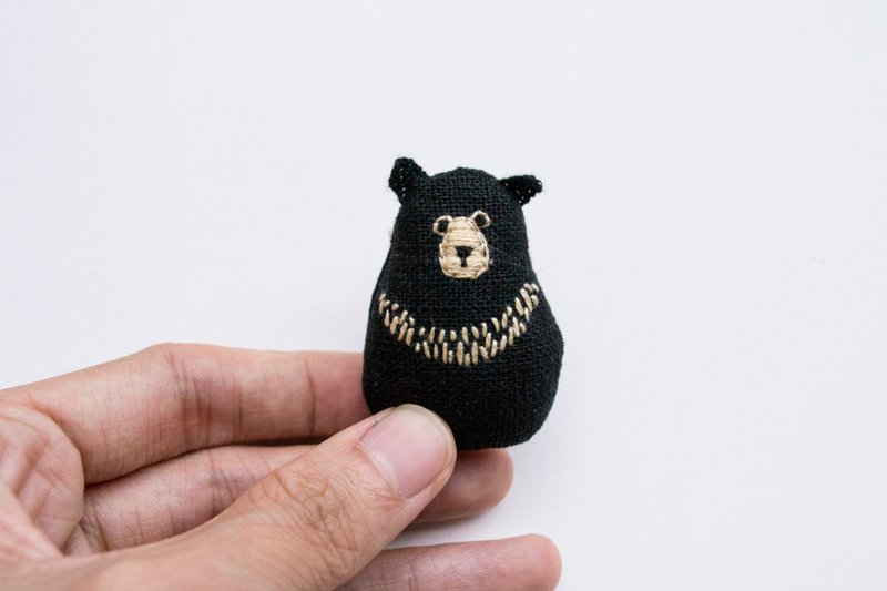 马来熊胸針 Sun Bear mini brooch pin - Little Sunny - 胸针 - 棉．麻 黑色
