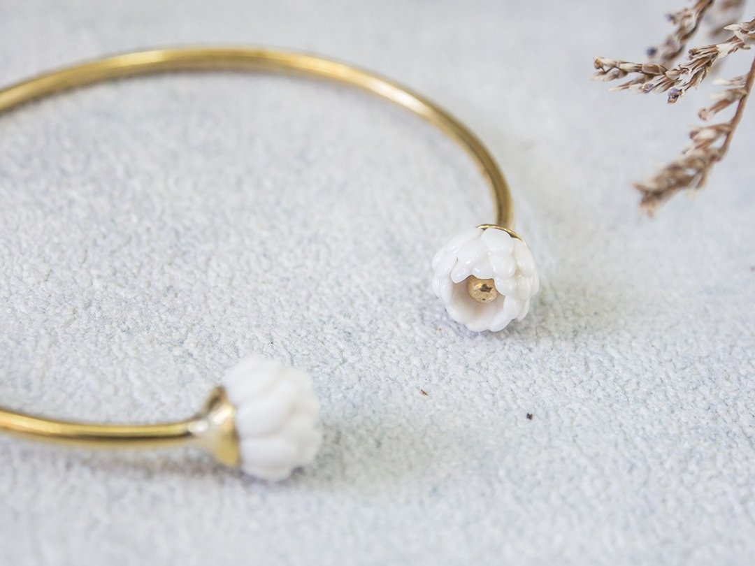 Globe Amaranth ~ white porcelain flower bracelet - 手链/手环 - 陶 白色