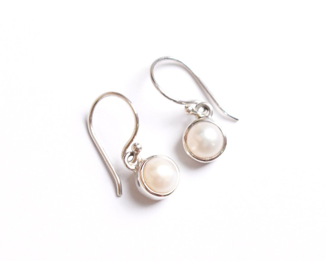 Simple freshwater pearl earrings - 耳环/耳夹 - 石头 白色