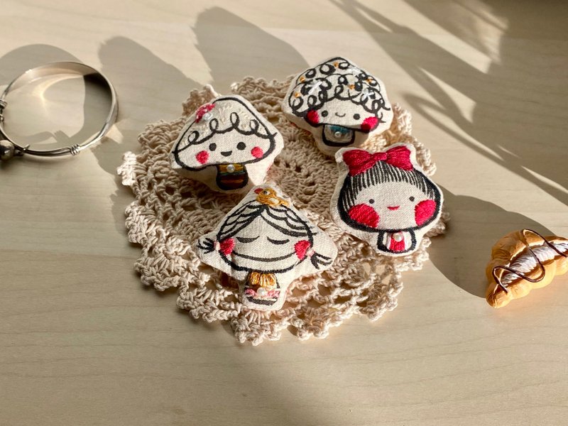 蘑菇女孩 手绘刺绣布胸针 - 胸针 - 棉．麻 卡其色