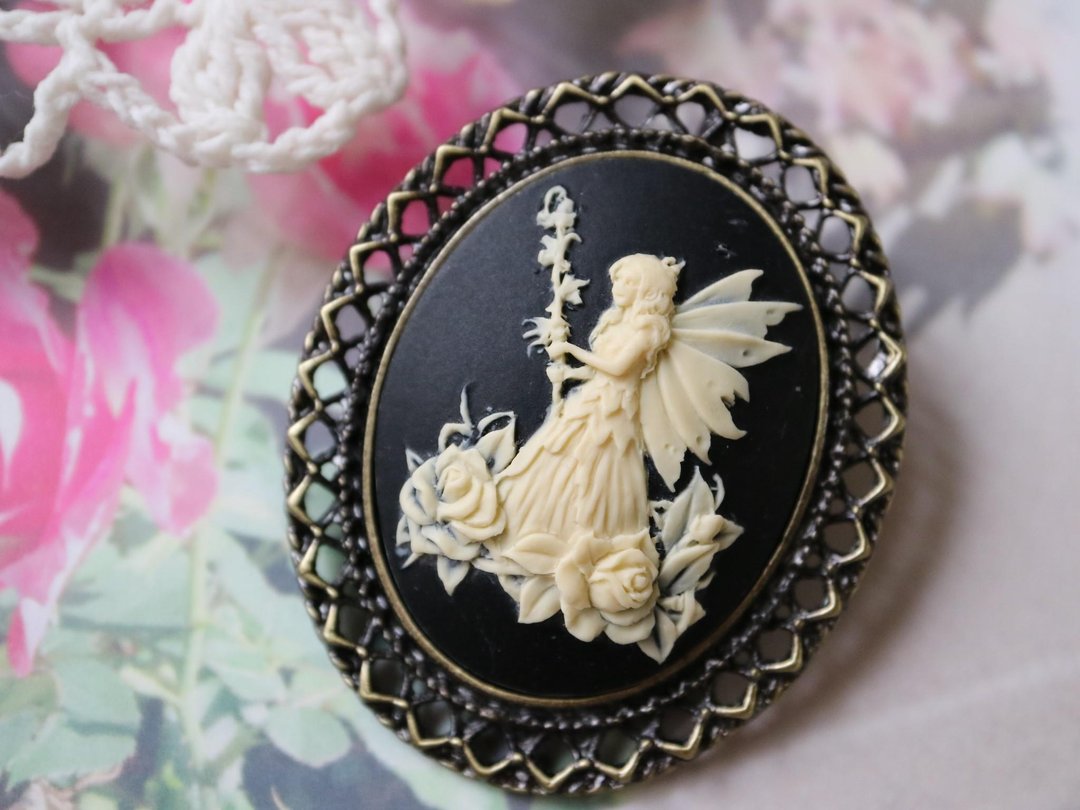 Cameo brooch necklace fairy holding a flower cane black delicate fairy fairy painting fantasy fantasy woman girl person girl girl butterfly rose rose rose flower - 胸针 - 其他材质 黑色
