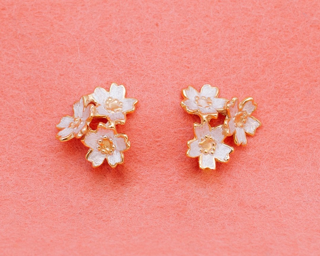 樱花花朵 - 三朵花耳针 - 日本饰品 - 樱花耳环 - 耳环/耳夹 - 其他金属 金色
