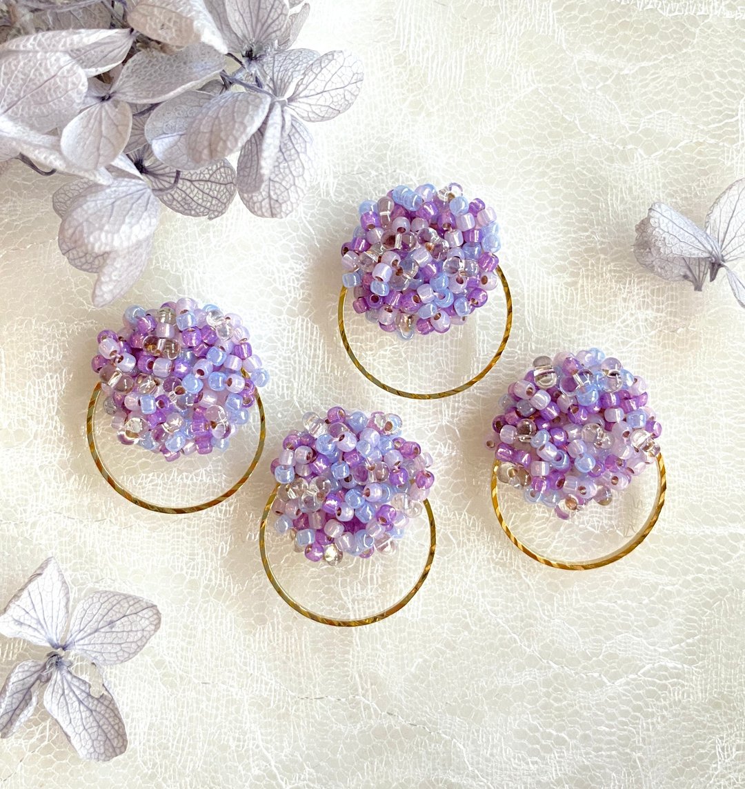 Hydrangea beads embroidery Clip-On, pierced earrings - 耳环/耳夹 - 玻璃 紫色