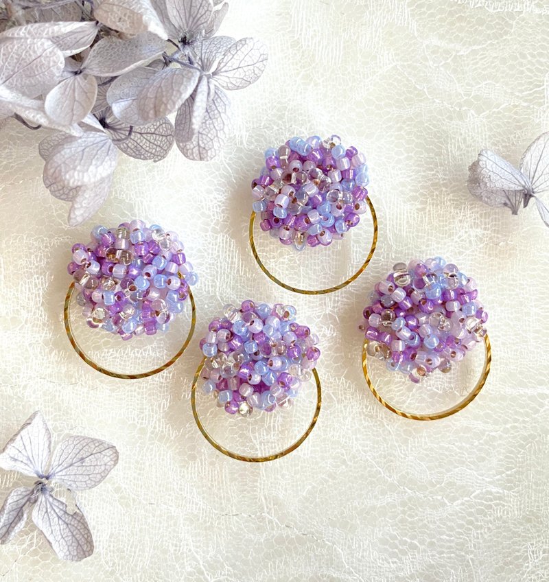 Hydrangea beads embroidery Clip-On, pierced earrings - 耳环/耳夹 - 玻璃 紫色