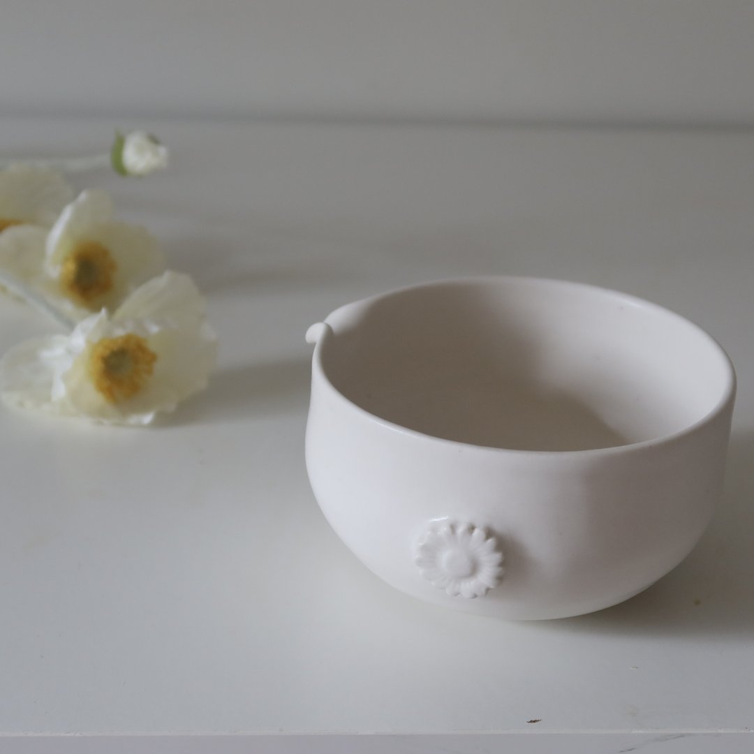 晨雾白 小雏菊 手工陶瓷抹茶碗 片口碗 Matcha Bowl Chawan - 茶具/茶杯 - 陶 