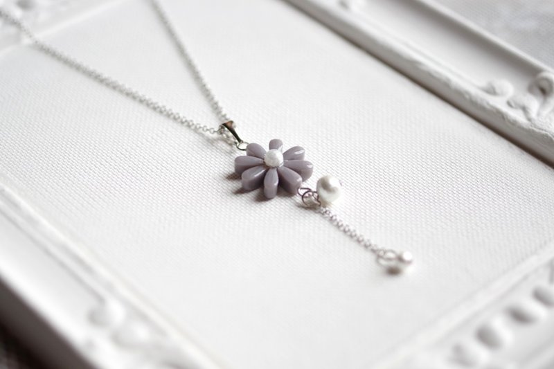 树脂艺术 花朵与棉珠坠饰・冬之化身 - 项链 - 树脂 灰色