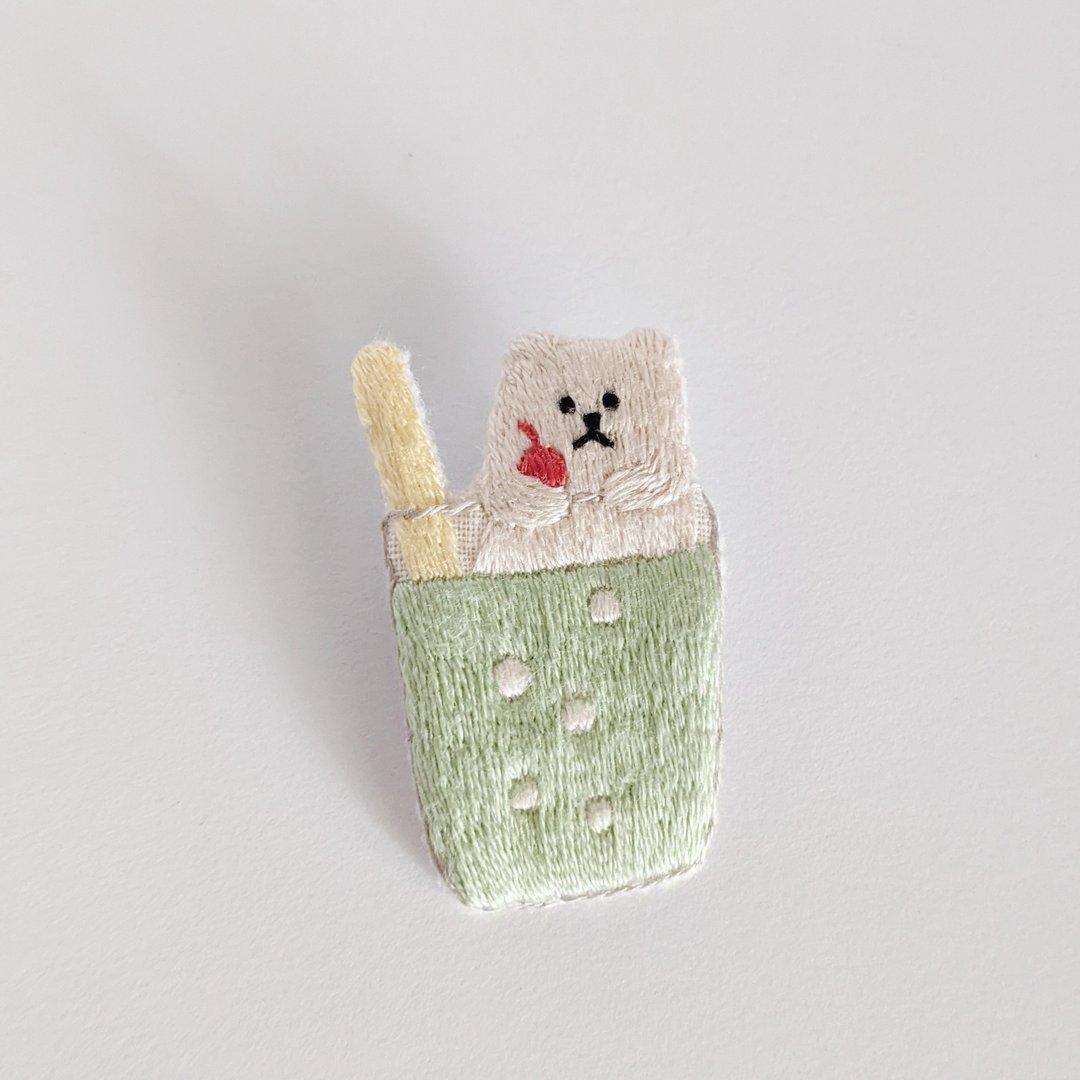 Polar bear cream soda embroidery brooch - 胸针 - 绣线 绿色