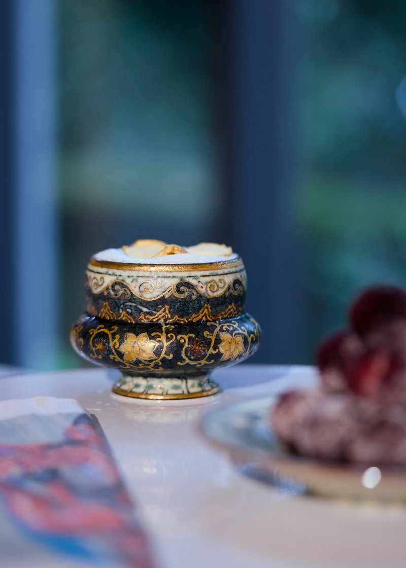 诗瓷集 黑地青花瓷金彩绘山脉纹唐草莲 泳圈杯 230ml 咖啡杯 - 咖啡杯/马克杯 - 陶 金色