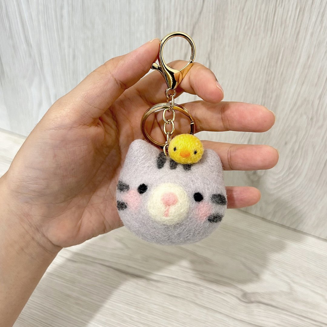 灰花猫 羊毛毡钥匙圈  胸针 别针 发饰 疗愈 送礼 猫咪 虎斑 - 钥匙链/钥匙包 - 羊毛 灰色