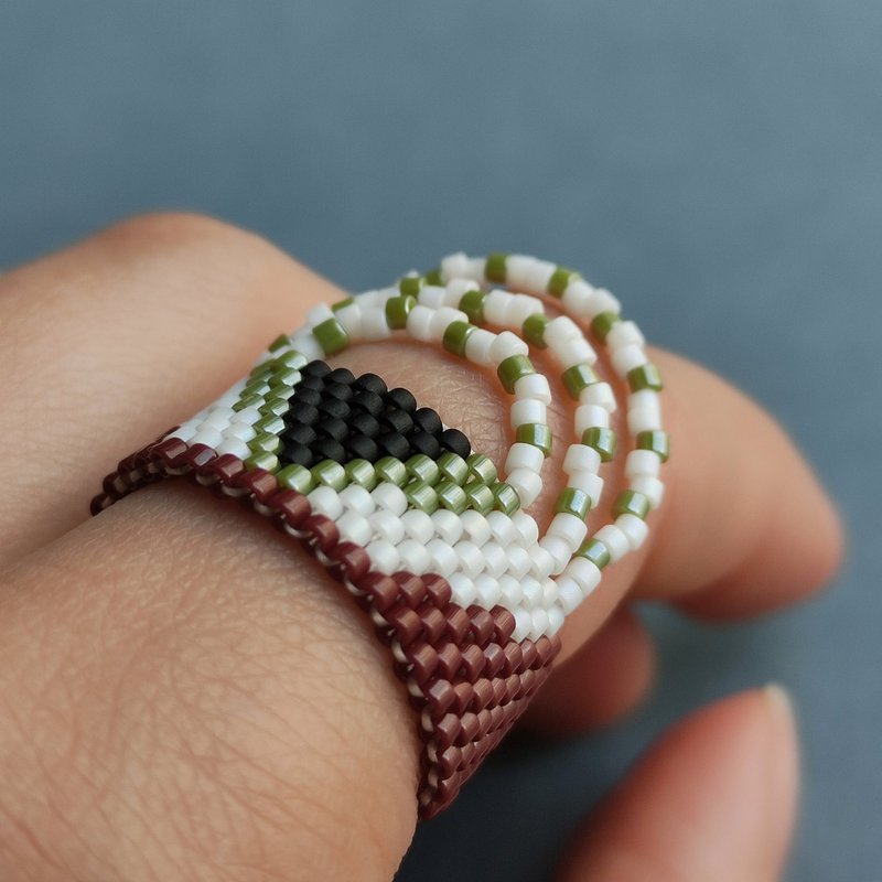 Dangle bead ring | Green beaded jewelry | Unique design ring | Elastic wide ring - 戒指 - 玻璃 绿色
