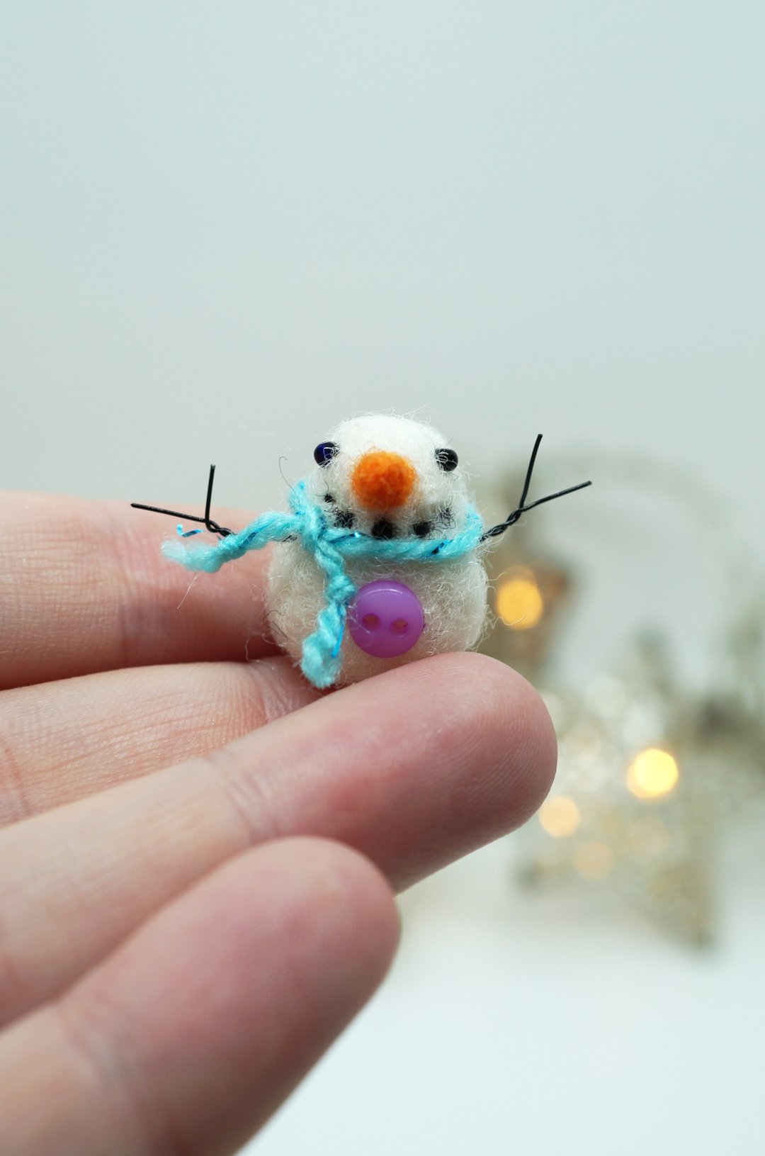 Miniature needle felted snowman, turquoise scarf - 摆饰 - 羊毛 多色