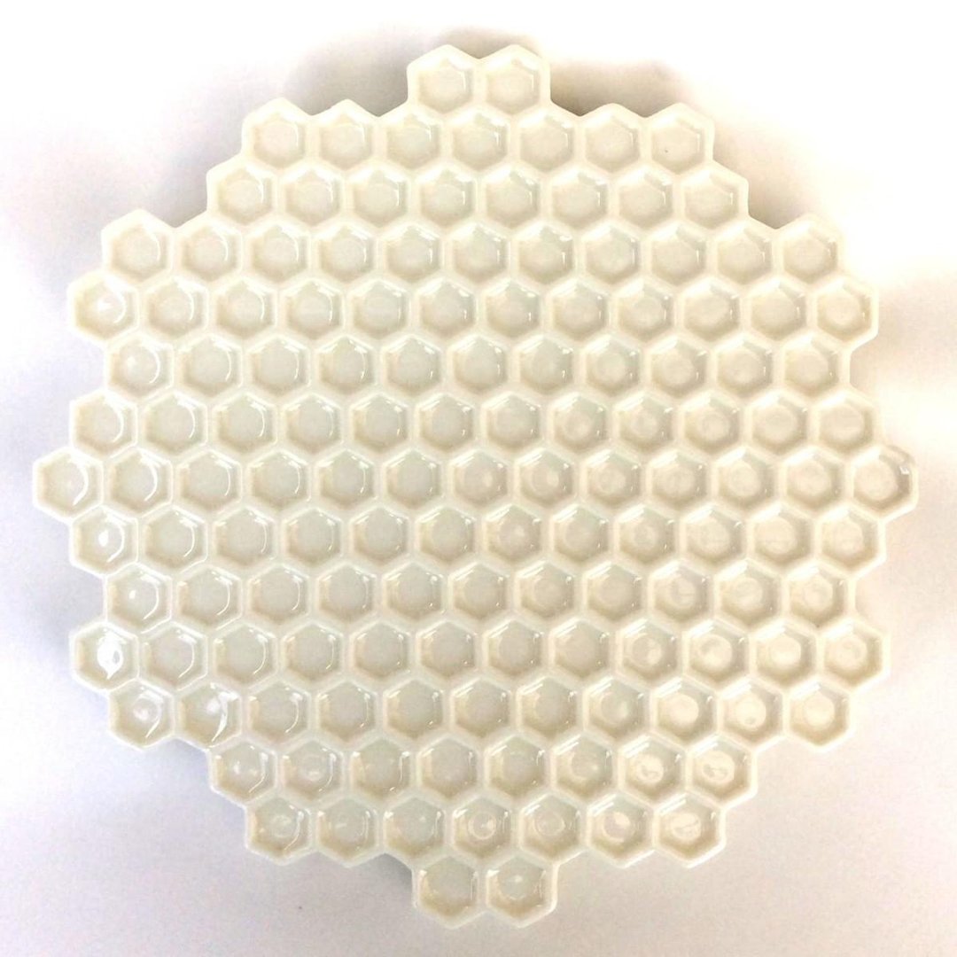 Honeycomb white plate(large) - 浅碟/小碟子 - 陶 白色