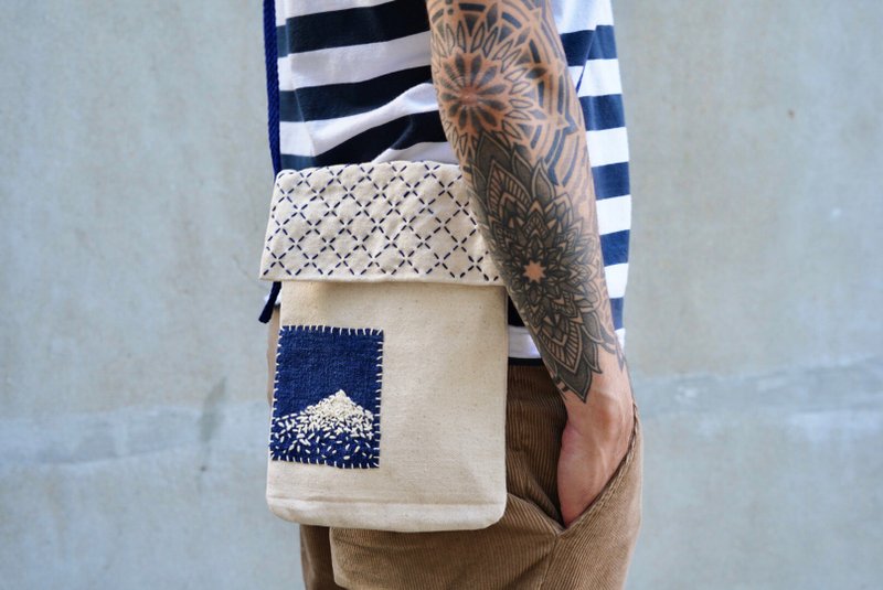 蓝染手工日本富士山刺绣斜背包 - 化妆包/杂物包 - 棉．麻 