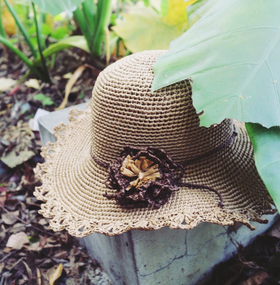 手作-花边花朵遮阳帽-手工编织-出游/轻旅行/生日礼物/闰密 - 帽子 - 纸 咖啡色