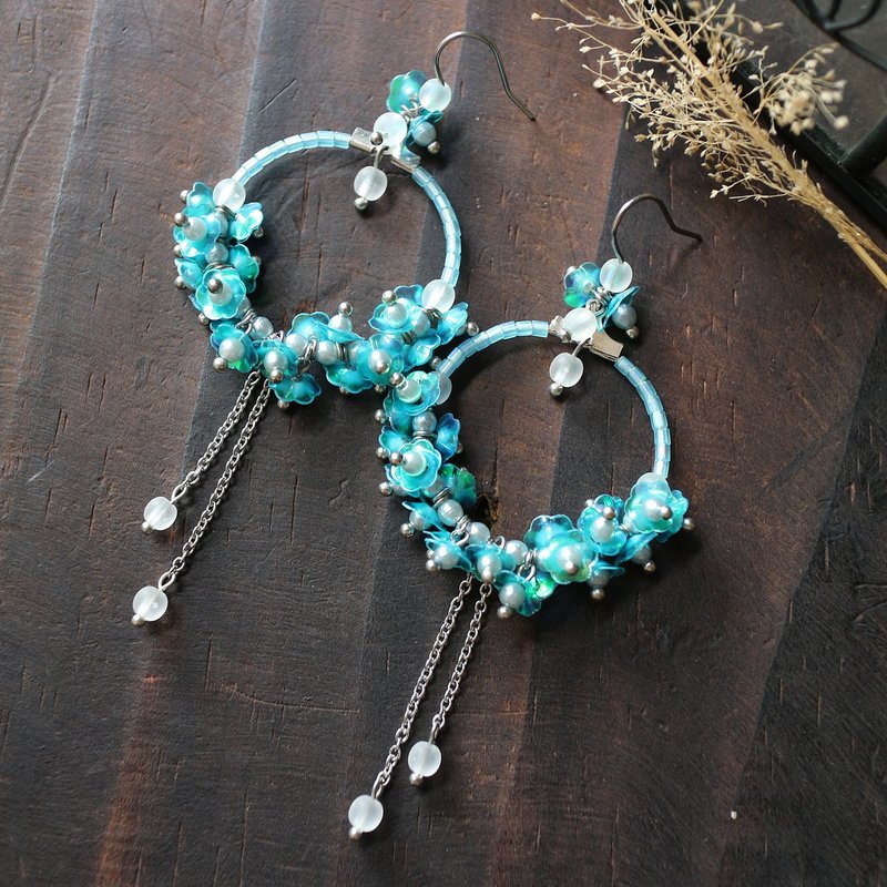 湖蓝色亮片花朵不锈钢半角花圈大耳环 耳针 耳夹 - 耳环/耳夹 - 其他金属 蓝色