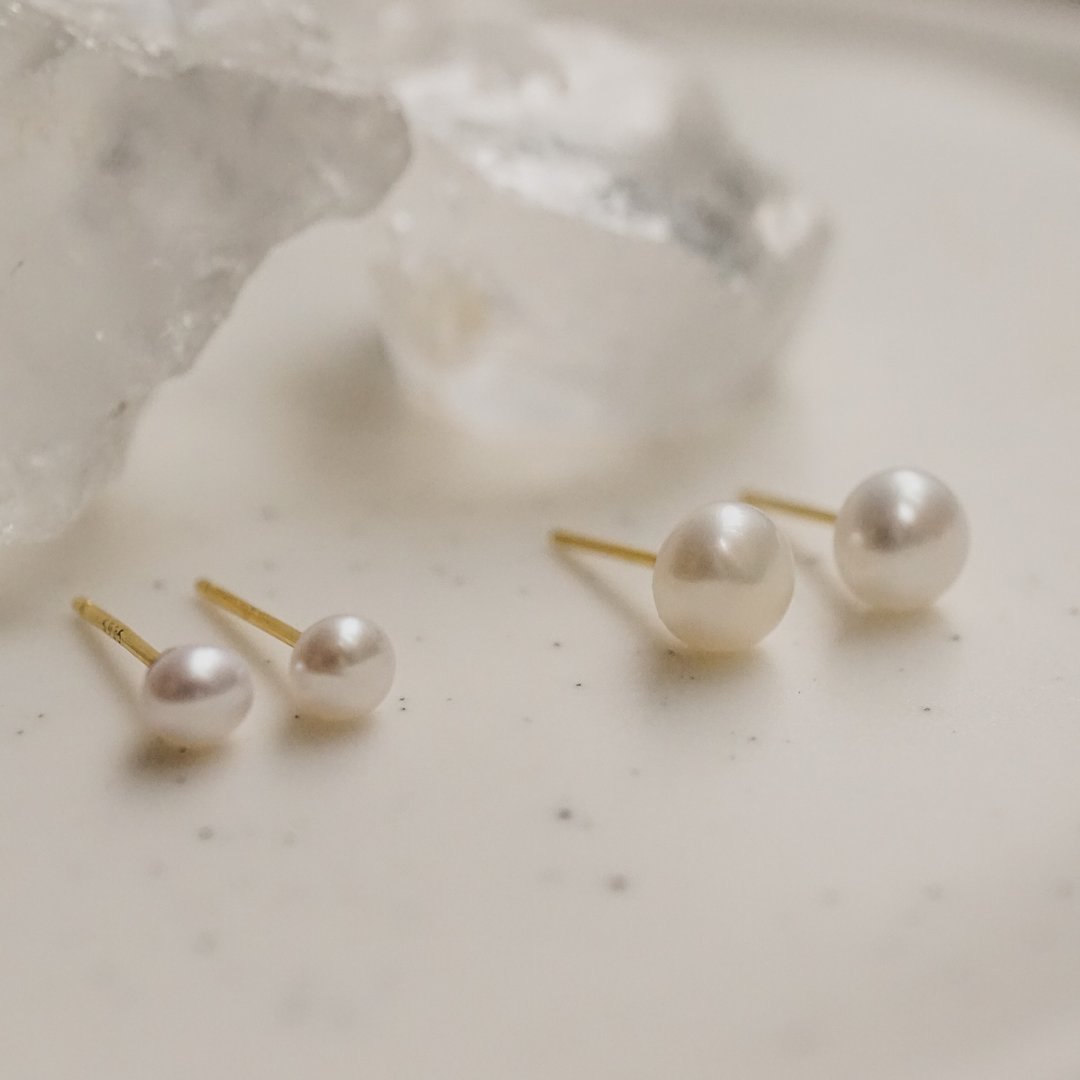强光淡水珍珠耳钉 925银 14K金 抗过敏 可戴洗澡 不掉色 珍珠耳钉 - 耳环/耳夹 - 宝石 白色