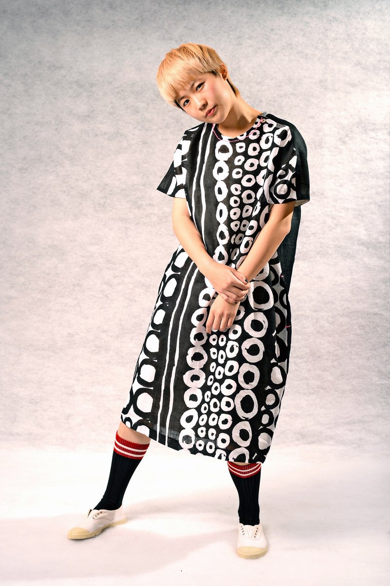 潮品的基调 黑白点线图纹 洋装 - 洋装/连衣裙 - 棉．麻 黑色