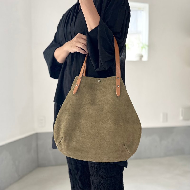 【2025上市 M】牛底绒面皮革与极厚植鞣油皮圆形托特包 橄榄绿 - 手提包/手提袋 - 真皮 卡其色