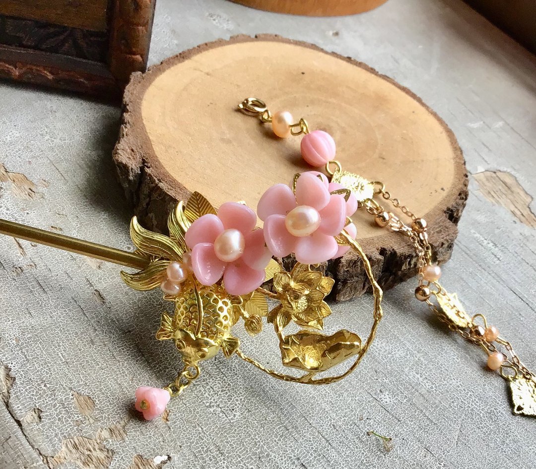 喵手作—古风发簪/莲莲有鱼/黄铜原色/金色 - 发饰 - 其他材质 粉红色