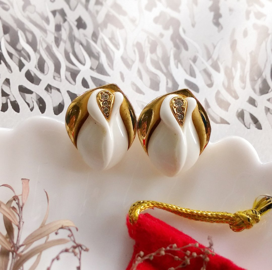 KJL for Avon 含苞 白玫瑰 针式耳环。西洋古董饰品 - 耳环/耳夹 - 其他金属 金色