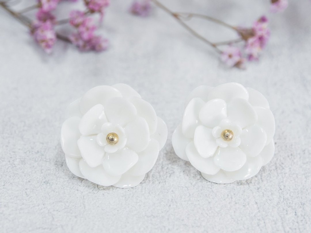 Plum earrings - white porcelain - 耳环/耳夹 - 陶 白色