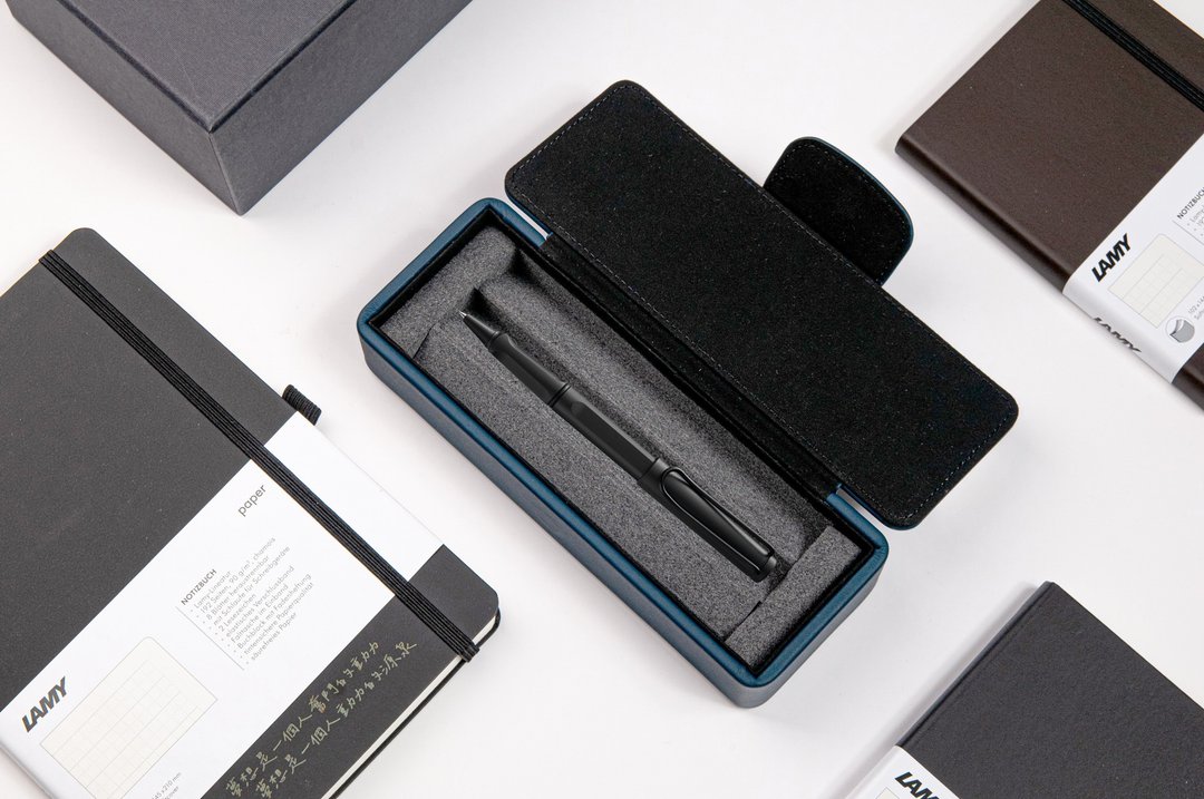 【雷雕免费刻字】LAMY 钢珠笔皮革笔盒 湛蓝 / SAFARI - 极黑 - 钢珠笔 - 塑料 黑色