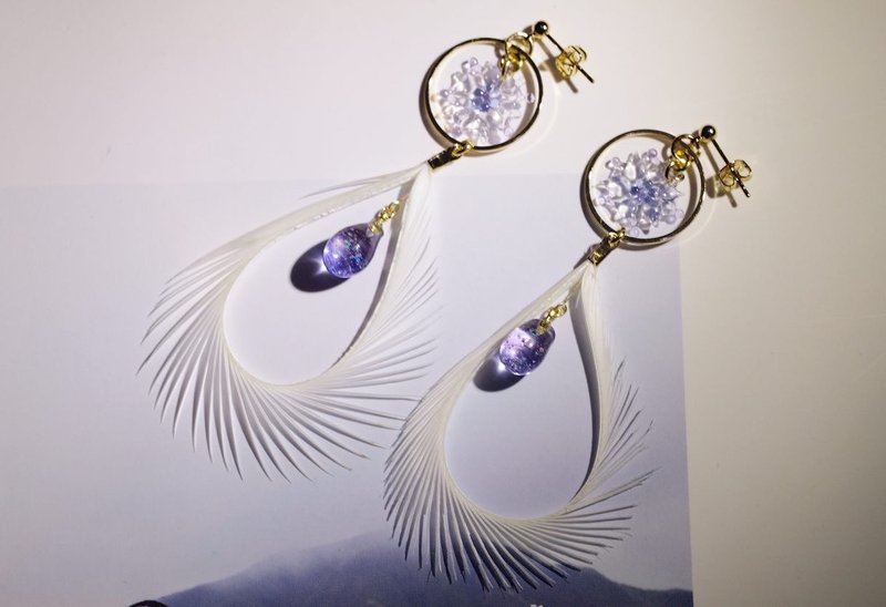 The snowy feather earrings 雪羽 琉璃耳环 - 耳环/耳夹 - 玻璃 紫色