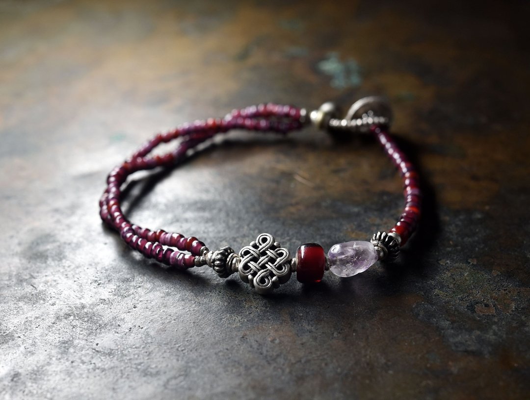 Endless knot and ancient amethyst, blood red and burgundy white hearts bracelet - 手链/手环 - 玻璃 紫色