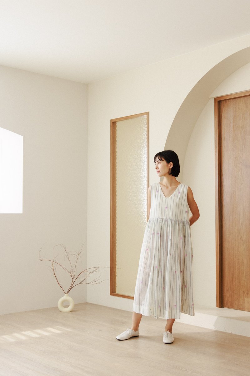 V领白色印度手织布jamdani小花洋装 - 洋装/连衣裙 - 棉．麻 白色