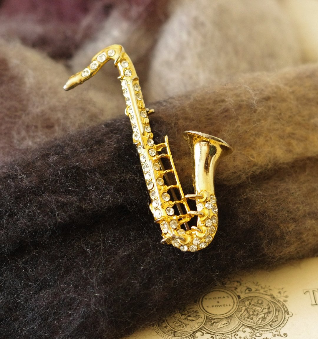 古董金色莱茵石乐器萨克斯风音乐别针胸针  B1902 - 胸针 - 其他金属 金色