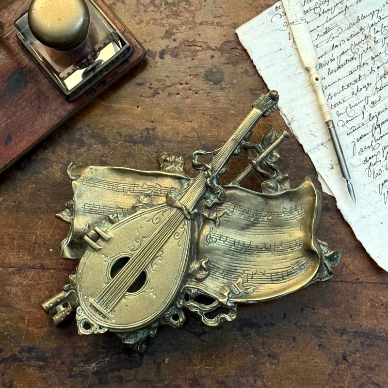 *51118-法国 19 世纪末 美好年代 乐谱与曼陀林造型黄铜墨水台座 - 其他书写用品 - 铜/黄铜 