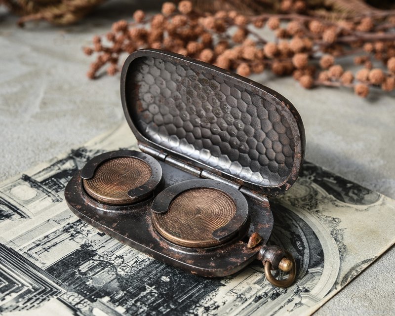 法国珍稀老物 金属锤纹卡式压钮零钱盒 项链挂吊饰盒 - 零钱包 - 其他金属 