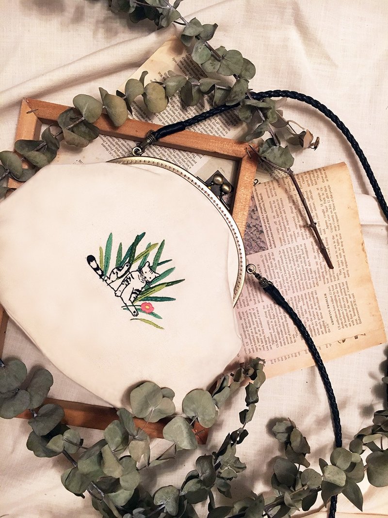 2019限定款  - 有草的猫系列插画 -  手工刺绣口金包 - 侧背包/斜挎包 - 绣线 多色