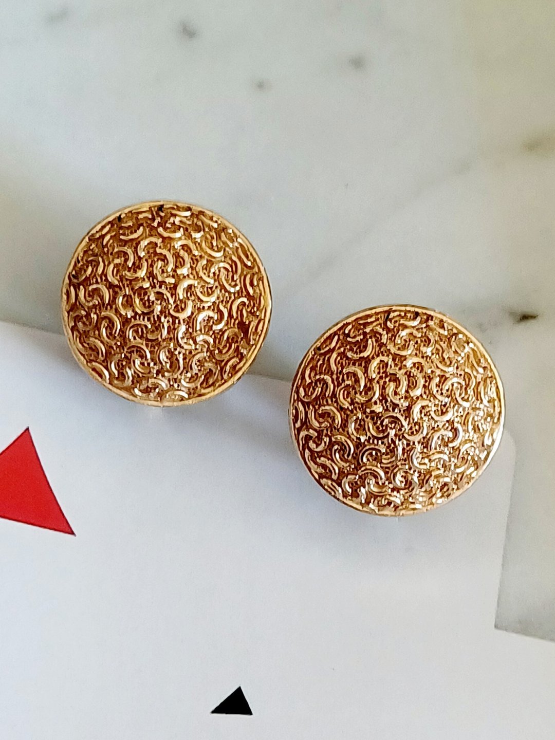 vintage jewelry Trifari 典雅金色立体纹理圆形 夹式耳环 - 耳环/耳夹 - 其他金属 