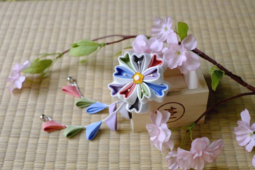 【洋粋スタイル】つまみ细工手作花簪－重樱。吉祥五彩色 - 胸针 - 棉 多色