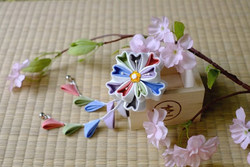 【洋粋スタイル】つまみ细工手作花簪－重樱。吉祥五彩色 - 胸针 - 棉．麻 多色