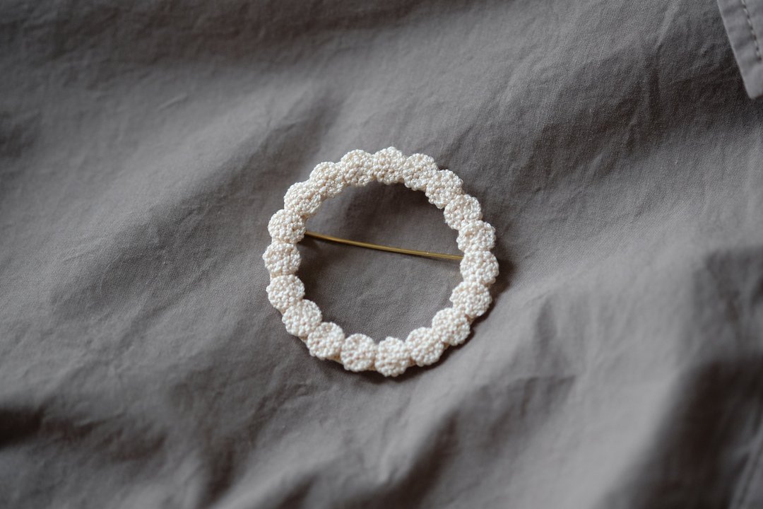 maru brooch (Medium) - 胸针 - 绣线 白色