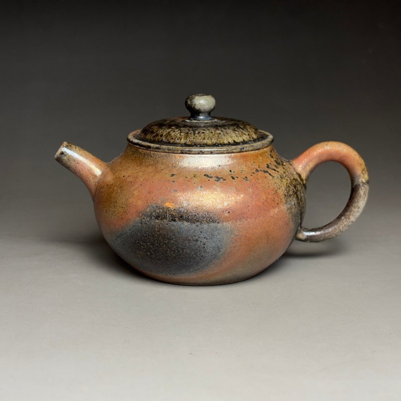 台湾名家王文玉【柴烧】手拉壶 170ml - 茶具/茶杯 - 陶 金色