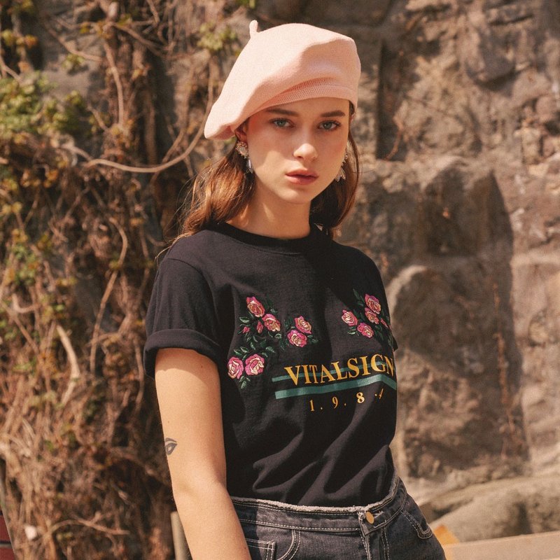 VITALSIGN Floral Embroidered VITALSIGN Logo printed T-shirt (Black) - 女装 T 恤 - 棉．麻 黑色