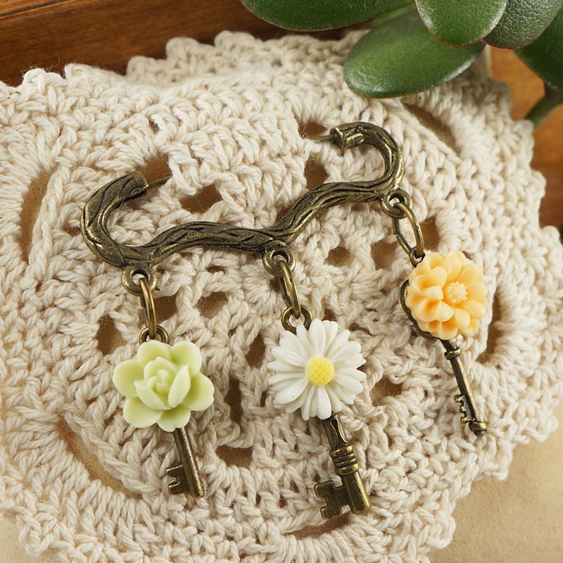 Flower Charm Pin Brooch Floral Chamomile Key Charm Brooch Large Boho Pin Jewelry - 胸针 - 其他材质 白色