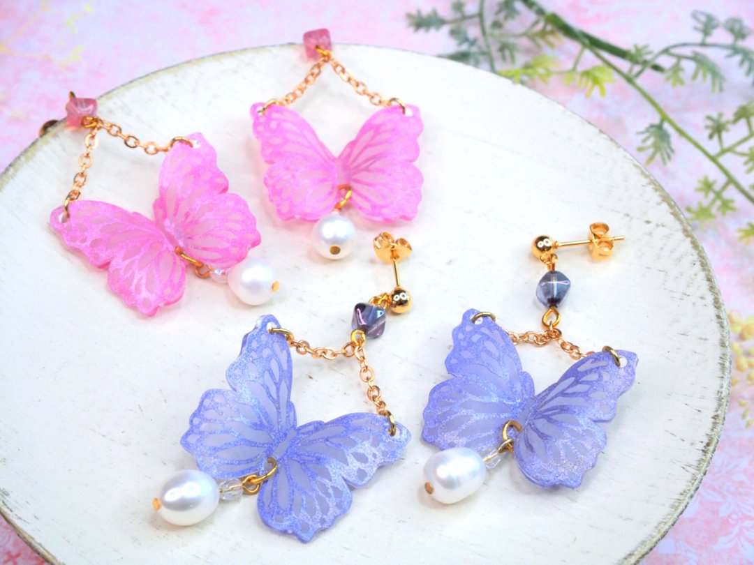 Butterfly and Freshwater Pearl Earrings - 耳环/耳夹 - 塑料 