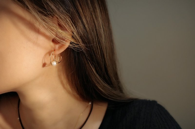 漂浮珍珠 C字耳环 14K Gold-Filled - 耳环/耳夹 - 珍珠 白色