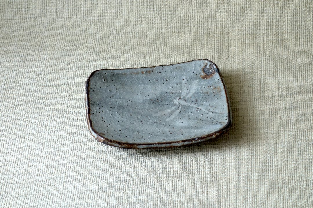 蜻蜓图案长方形盘 B - 盘子/餐盘/盘架 - 陶 灰色