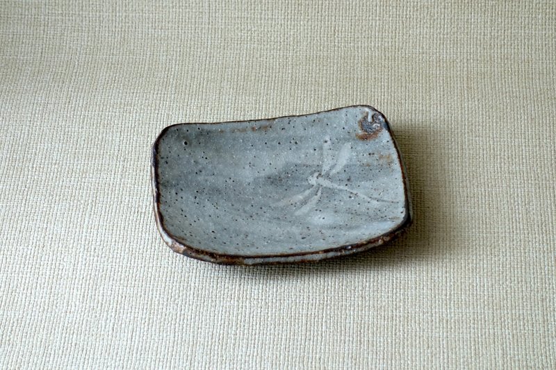 蜻蜓图案长方形盘 B - 盘子/餐盘/盘架 - 陶 灰色