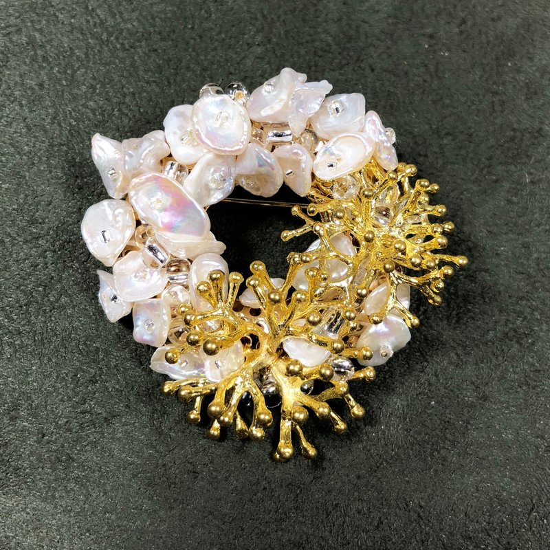和风半宝石胸针 幻彩珍珠胸针 Wedding 真丝丝巾 珍珠珊瑚胸针 - 胸针 - 珍珠 金色