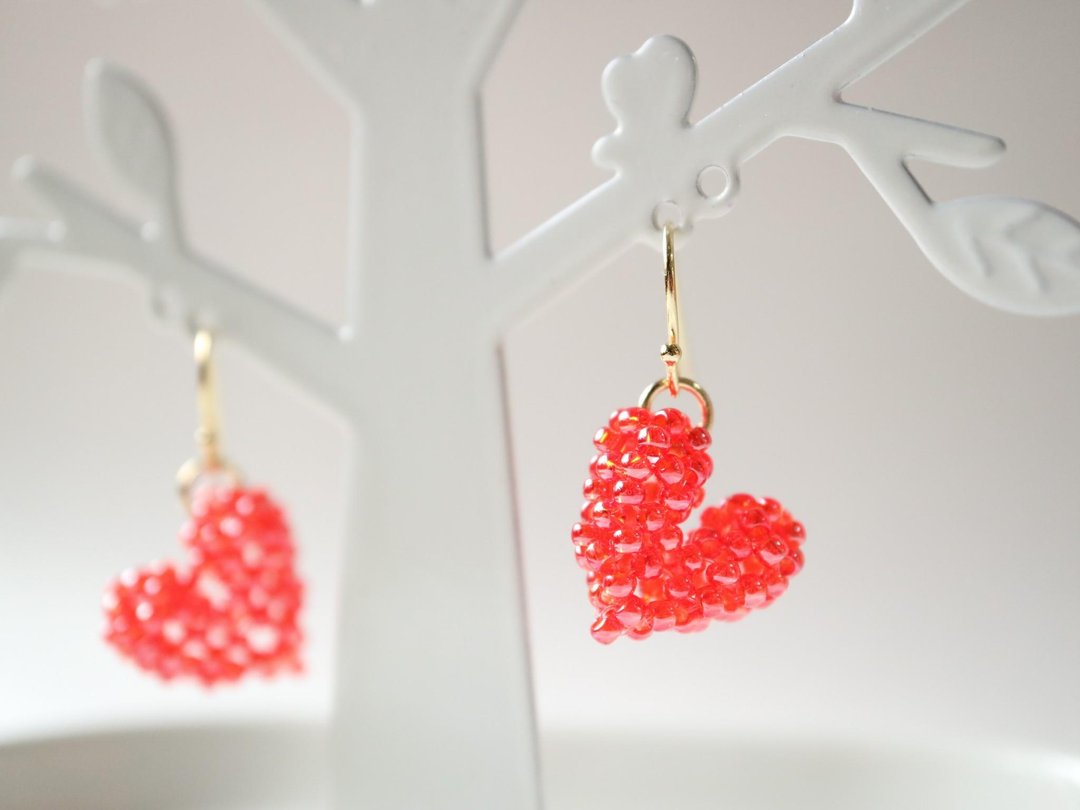 Heart pierced earrings Red Plump and cute Delicate three-dimensional lace Simple glitter Red Plump and swaying seed beads Girly - 耳环/耳夹 - 玻璃 红色