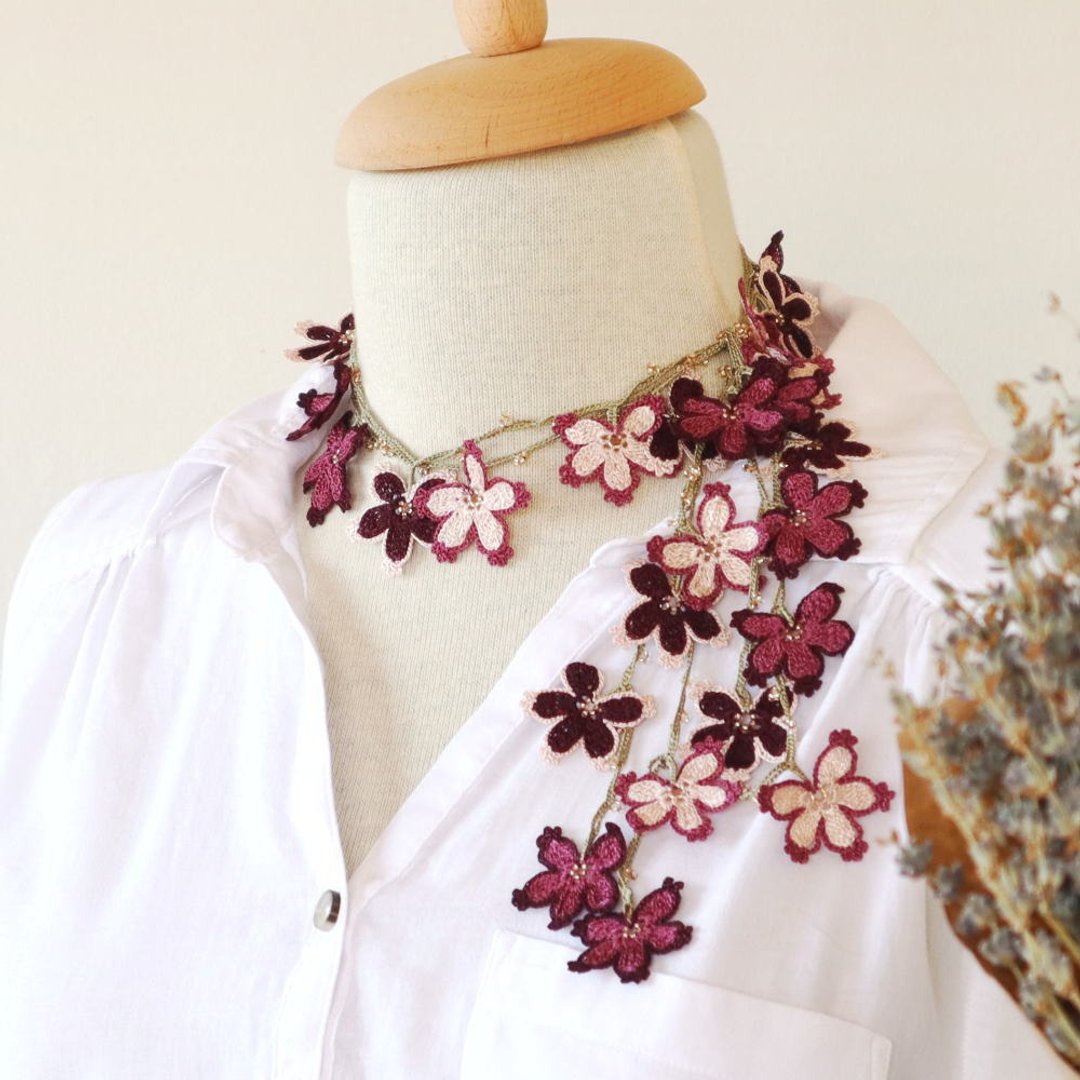 附蕾丝花朵 150cm 长项链【樱花】梅子紫 - 项链 - 绣线 紫色